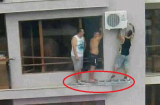 Thót tim cảnh 3 người đàn ông đứng chơi vơi ngoài cửa sổ nhà cao tầng để làm hành động này