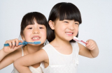 5 quan niệm sai lầm của cha mẹ trong chăm sóc răng sữa của trẻ khiến con bị HÔ, viêm tủy cả đời