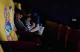 Vào rạp chiếu phim đông người nhưng cặp đôi lại ngang nhiên làm hành động này khiến người xung quanh 'nóng mắt'