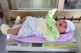 Em bé Quảng Ninh vừa chào đời đã nặng bằng trẻ 3 tháng, bác sĩ nhìn kim cân quay mà ngỡ ngàng