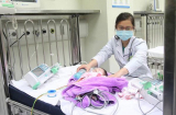 Bé gái 2 tháng tuổi thở khò khè, mẹ tự ý chữa ho theo cách dân gian khiến con suy hô hấp tử vong