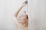 Thói quen rửa mặt dưới vòi hoa sen trong khi tắm nên hay không?