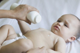 Trẻ con dùng phấn rôm gây ngộ độc: Sai lầm thường gặp trong chăm sóc trẻ sơ sinh mà 90% bà mẹ mắc phải