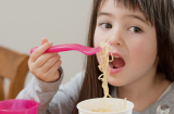 Thường xuyên cho bé ăn mì tôm nguy cơ mắc bệnh tim mạch: Yêu con như thế khác nào hại con