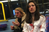 Cặp đôi đồng tính bị nhóm người đánh đập tới tấp trên xe buýt nhưng lý do mới khiến mọi người 'choáng váng'