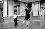 Con trai Khánh Thi – Phan Hiển “soán ngôi” bố mẹ vì 4 tuổi đã nhảy được 5 điệu Latin