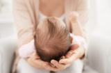 Trẻ sơ sinh bị rụng tóc: Mẹ nắm những dấu hiệu này để phòng tránh bệnh nguy hiểm cho con