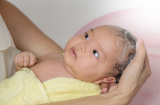 4 sai lầm khi tắm cho trẻ sơ sinh khiến bé gặp nguy hiểm, dành 1 phút đọc để bảo vệ bé yêu