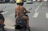 Giữa đường phố nhưng 2 cô gái trẻ thản nhiên 'mặc hở bạo' lái xe máy khiến người đi đường 'đỏ mặt'