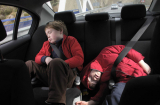 Từ vụ bé trai lớp 1 t.ử v.ong trên xe ô tô: Chuyên gia cảnh báo việc cho trẻ đi xe an toàn