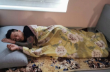 Tuấn Hưng ngủ thiếp dưới sàn vì mệt khi trông vợ khiến cộng đồng mạng xúc động