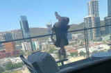 Bất chấp trèo lên ban công tầng 6 tập yoga, cô gái gặp họa sau đó
