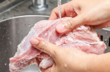 Đừng chần hay rửa trực tiếp, bạn phải dùng thứ này thịt lợn mới sạch hết bụi bẩn