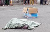 Người phụ nữ đánh rơi bao tải chứa nhiều thi thể thai nhi xuống đường