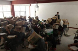 Thầy giáo bắt học sinh đội thùng giấy để làm bài thi gây tranh cãi gay gắt