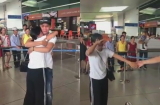 Cặp đôi ôm nhau, khóc nấc tiễn nhau ở sân bay khiến ai chứng kiến cũng nghẹn lòng