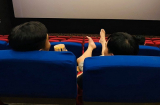 Thản nhiên gác cả 2 chân lên ghế trong rạp phim, người đàn ông gặp cái kết 'đắng ngắt'