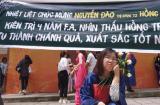 4 năm học đại học vẫn FA, ngày tốt nghiệp cô gái nhận được món quà đầy 'cà khịa' từ hội bạn thân