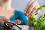 Dùng mì chính khi nấu ăn: Ngon ngọt đến mấy cũng phải tránh xa sai lầm tai hại này