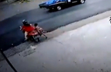 Bất cẩn khi để con trèo lên xe máy, mẹ gặp tai nạn đáng sợ ngay sau đó