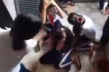 Clip: Nhóm nữ sinh đánh bạn ngay trong trường học chỉ vì chê màu sắc đôi giày