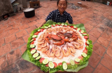 Khoe mâm cơm hải sản 'siêu to khổng lồ', bà Tân Vlog khiến dân mạng 'la ó' không ngừng vì cách làm lạ