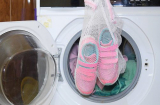 Cho giày vào máy giặt ai cũng cười, ngờ đâu lại sạch tinh tươm không sờn rách