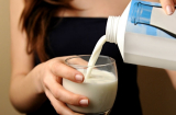 Vì sao các nhà dinh dưỡng khuyên bạn nên uống 1 cốc sữa vào mỗi tối?