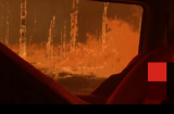 Những người lính cứu hỏa mạo hiểm lái xe băng qua 'biển lửa' đỏ rực khiến ai cũng 'toát mồ hôi'