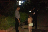 Thấy cậu bé đang run rẩy đứng ở đường, cảnh sát đến kiểm tra thì phát hiện hình phạt đáng trách của ông bố
