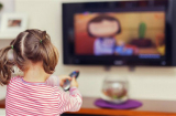 Cho trẻ xem tivi để phát triển trí tuệ đúng hay sai? Sai lầm chết người hủy hoại trí thông minh của trẻ