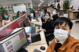 Đại dịch virus Corona hoành hành: Dân công sở ngồi làm việc vẫn đeo khẩu trang kín mít