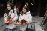Nam thanh nữ tú lũ lượt rủ nhau đi chùa Hà cầu duyên trước thềm Valentine