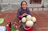 Bà Tân Vlog lại tiếp tục khiến dân tình 'la ó' khi chiên món trứng đà điểu khổng lồ với nguyên liệu này
