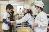Nhân viên nhà bếp dương tính với Covid-19 phân chia đồ ăn cho gần 200 học sinh tiểu học