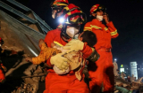 Khách sạn cách ly Covid-19 bị sập: Nhân viên cứu hộ giải cứu bé trai sơ sinh khỏi đống đổ nát
