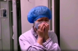 Nữ y tá xúc động bật khóc nức nở khi bệnh nhân được chữa khỏi Covid-19 cúi đầu chào tạm biệt