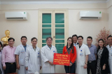 Chi Pu trực tiếp trao tặng trang thiết bị cách ly áp lực âm tại bệnh viện Việt Đức