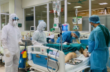 Huy động 30 nhân viên y tế tích cực chữa trị cho 2 bệnh nhân Covid-19 diễn biến nặng