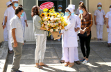 Bệnh nhân 'siêu lây nhiễm' số 34 khỏi bệnh, tặng hoa tri ân y, bác sĩ trước khi ra viện