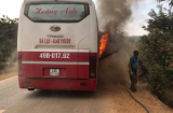 Xe khách bốc cháy dữ dội khi đang lưu thông trên đường, hành khách hoảng loạn tháo chạy