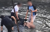 Nam thanh niên có biểu hiện lạ, cởi áo tắm dưới sông Kim Ngưu 'đen ngòm'