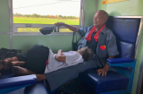 Khoảnh khắc cụ ông kê chân cho vợ ngủ trên chuyến tàu xa gây bão mạng