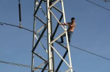 Clip: Người đàn ông trèo lên cột điện cao thế rồi nhảy xuống tại TP.HCM