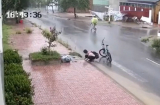 Clip: 'Anh hùng nhí' dùng tay móc rác, khơi thông công thoát nước giữa mưa