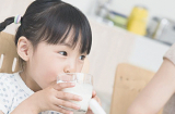 Chuyên gia chia sẻ: Sự thực về thông tin trẻ uống sữa gây dậy thì sớm