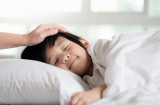 Đánh thức con dậy trước 6 giờ là dại: Sai lầm kinh điển của nhiều cha mẹ khiến bé thấp lùn, còi cọc
