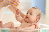 4 sai lầm tai hại của mẹ khi tắm cho con vào mùa hè khiến bé dễ ốm