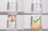 Thả 1 nắm muối nhỏ vào cốc nước rồi bỏ quả trứng gà vào, bạn sẽ thấy điều kỳ  diệu xảy ra