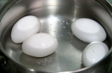 Luộc trứng chỉ cần thêm 1 bước nhỏ này nữa là bóc vỏ dễ ợt, không bị nứt, dính